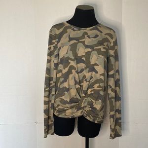 Cable & Gauge Women’s Camo Top Size M. NWT.